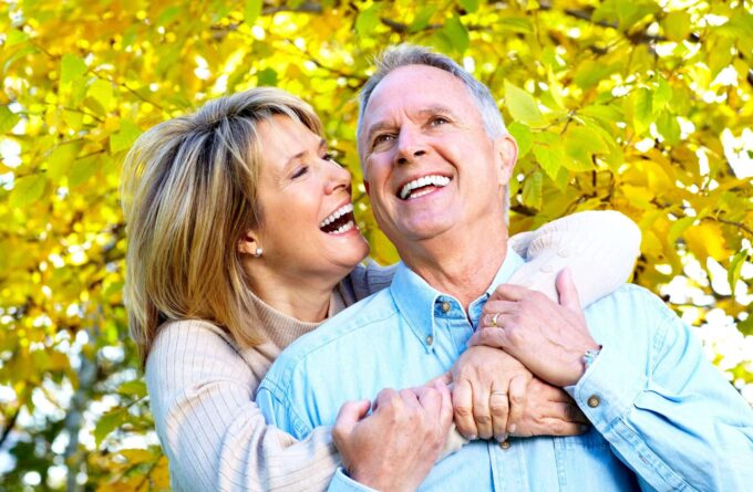 Wieder befreit lachen können: mit Brücke, Prothese oder Implantat.